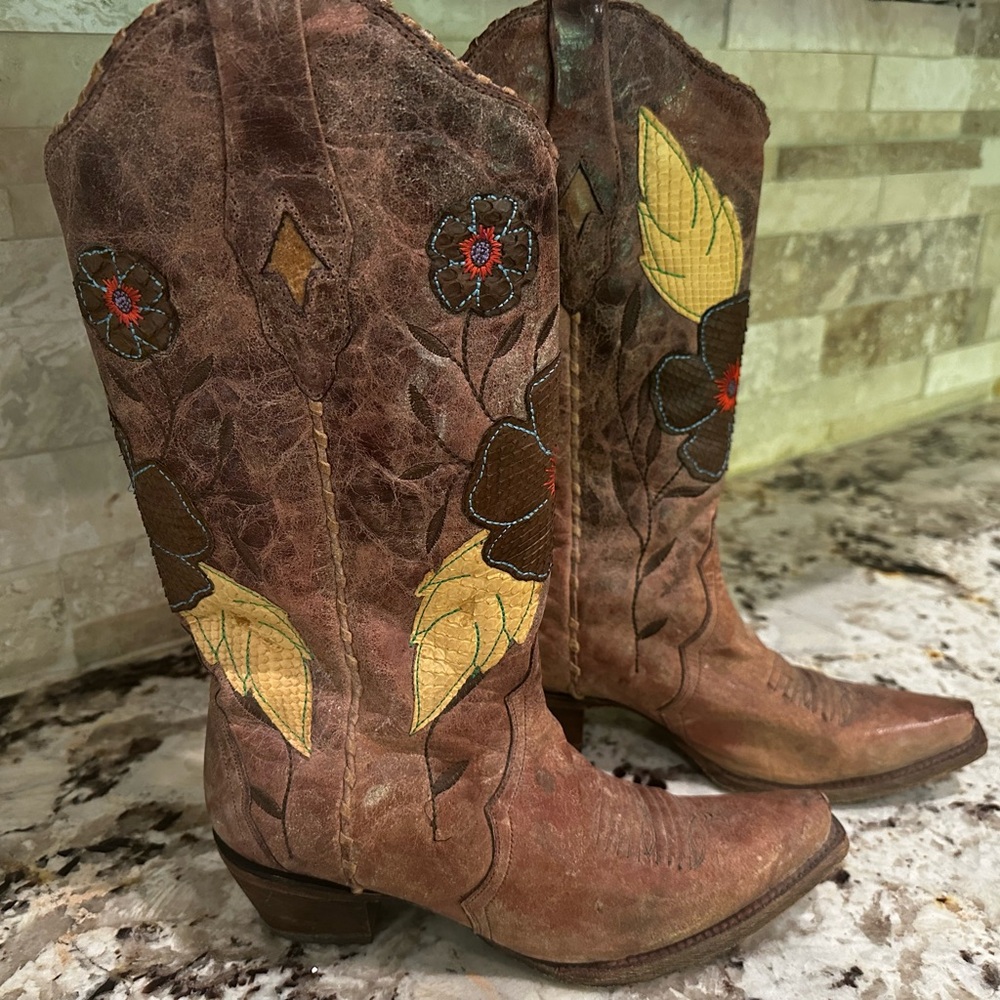 Corral Women’s Western Boots - leather, great condition cowboy boots - size 9.